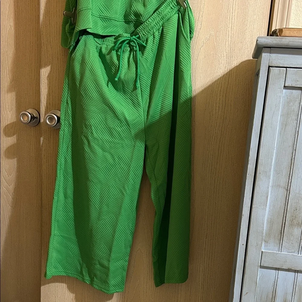 Kelly Green Women's Boutique Wide legged Capri and Short sleeved top set - Picture 2 of 2